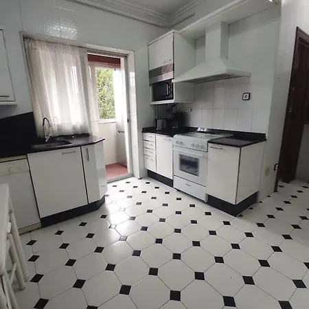 Piso Con Terraza Y Zonas Verdes דירה *