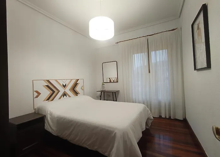 Piso Con Terraza Y Zonas Verdes דירה *